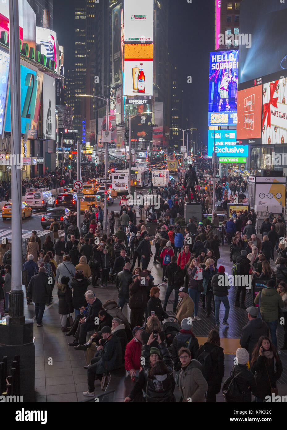 Massen von Menschen, meist Touristen, füllen Timnes Square während der Weihnachtszeit in Midtown Manhattan, New York City. Stockfoto