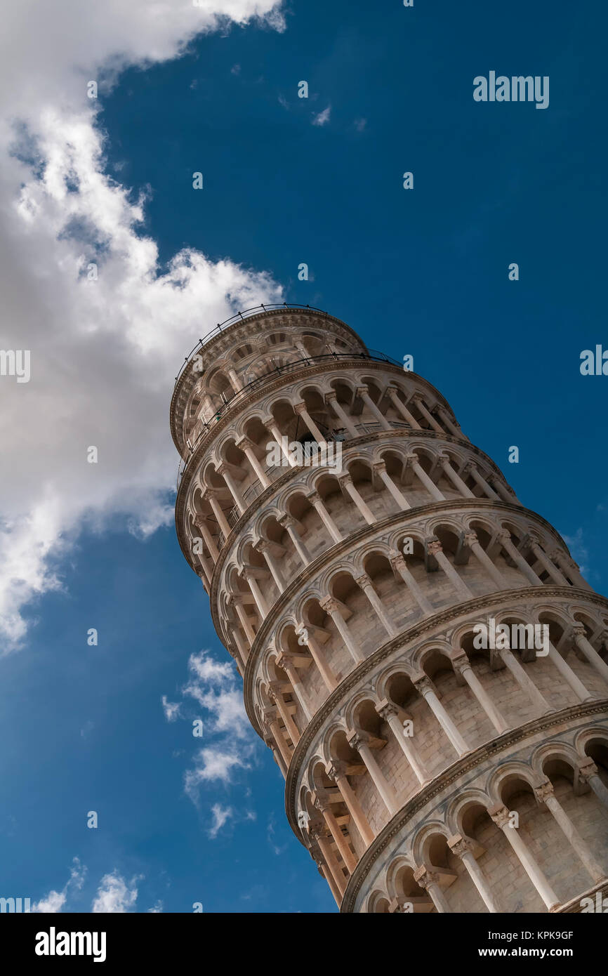 Den Schiefen Turm von Pisa mit einer Wolke über, Toskana, Italien Stockfoto