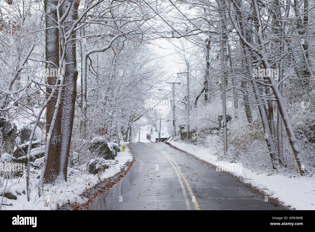 USA, Massachusetts, Cape Ann, Gloucester, frühen Schnee auf Landstraße Stockfoto