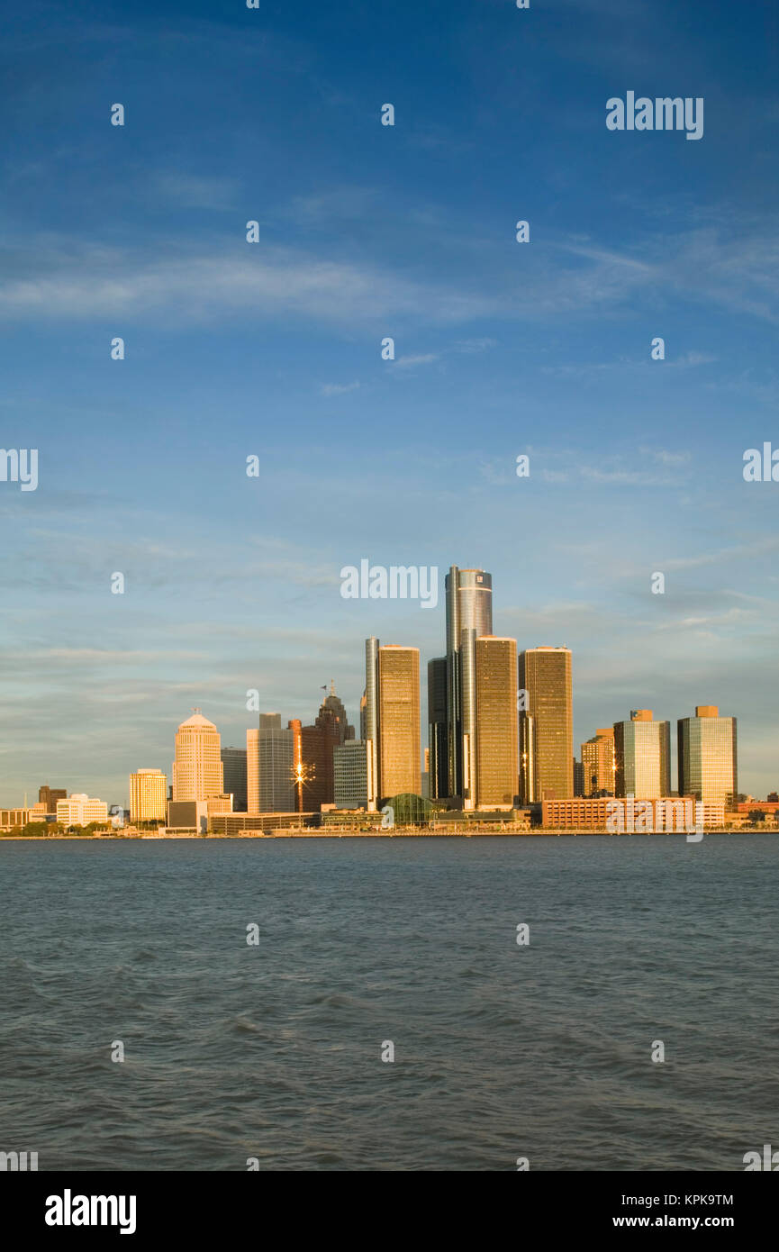 USA, Michigan, Detroit: Skyline der Stadt & Renaissance Center und General Motors World Headquarters entlang Detroit River von Windsor Ontario, Kanada, Sunrise Stockfoto