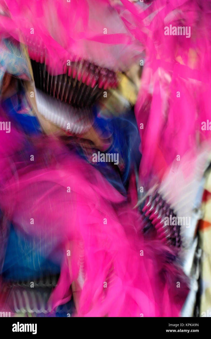 Abstrakte Bewegungsbild der bunt gekleideten Native American Indian Dance, Montana. Stockfoto