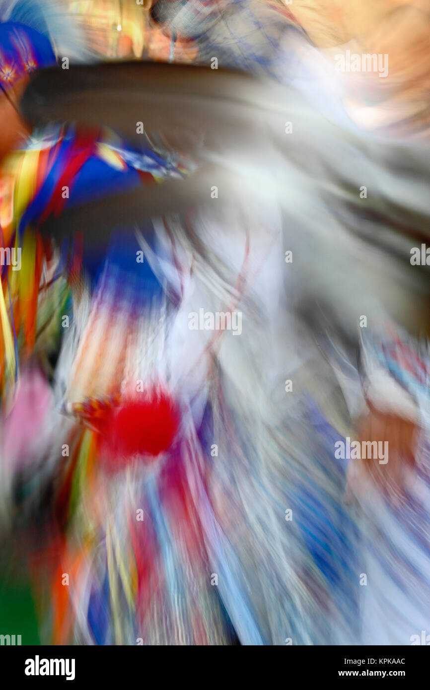 Abstrakte Bewegungsbild der bunt gekleideten Native American Indian Dance, Montana. Stockfoto