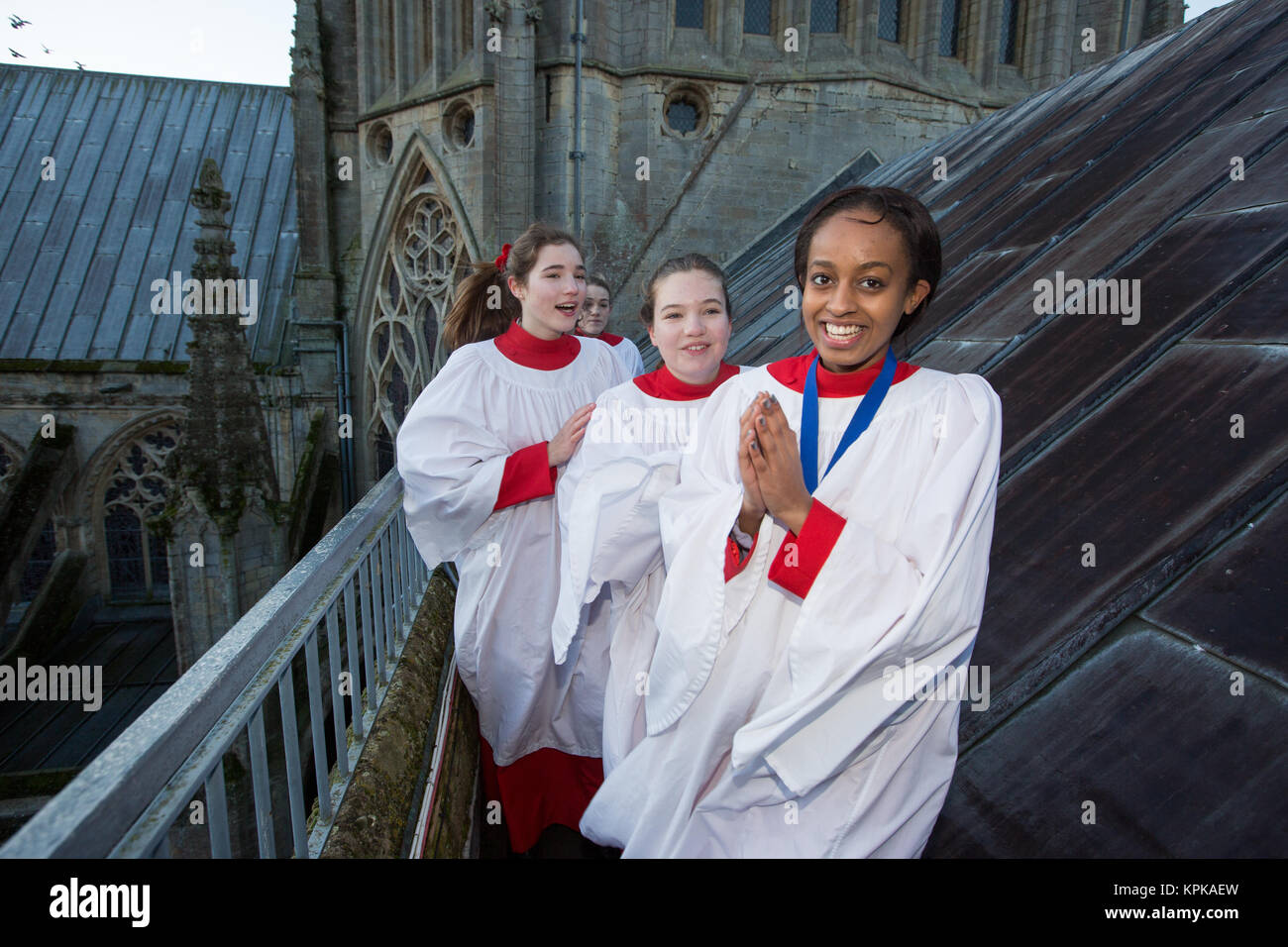 Die Kathedrale von Ely Girls' Choir auf dem Dach der Kathedrale bei Sonnenaufgang am Freitag morgen dem 15. Dezember auf dem Weg zum Dach Probe wie für ihre Weihnachten Services vorzubereiten. Stockfoto