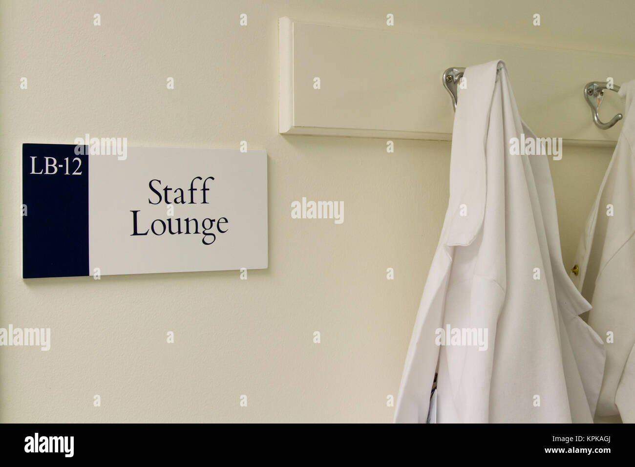 Laborkittel mit Personal Lounge im Krankenhaus Labor. Stockfoto