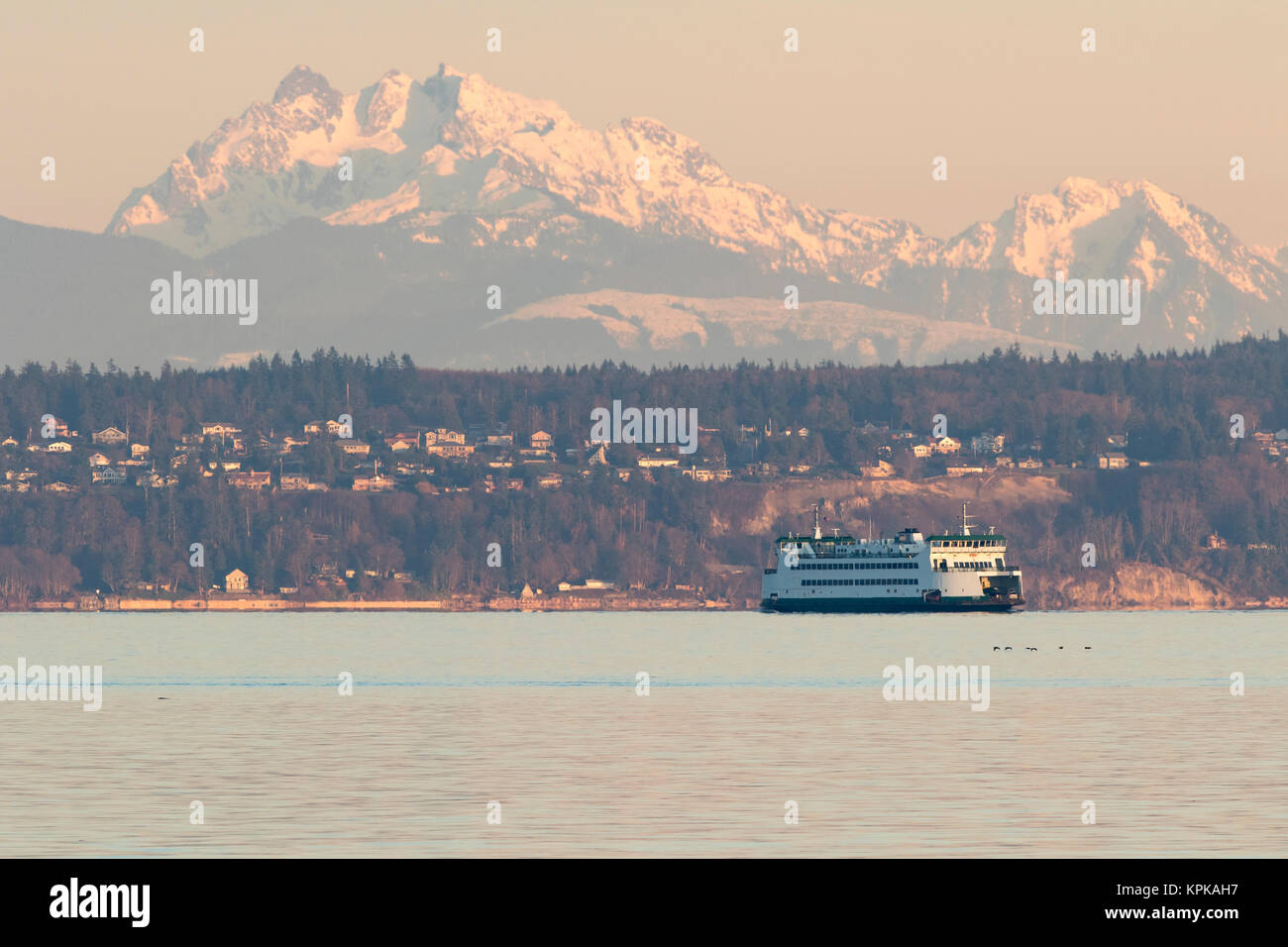 Washington State Ferry und Sonnenuntergang Farben auf Cascade Mountains und Langley. Stockfoto