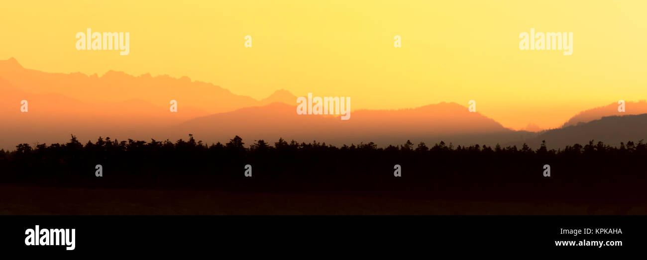 Sunrise, Sonne, über den Bergen. Sonnenuntergang in den Bergen Panoramaaussicht. Bunt und malerischen Sonnenaufgang über die Cascade Mountains. Stockfoto