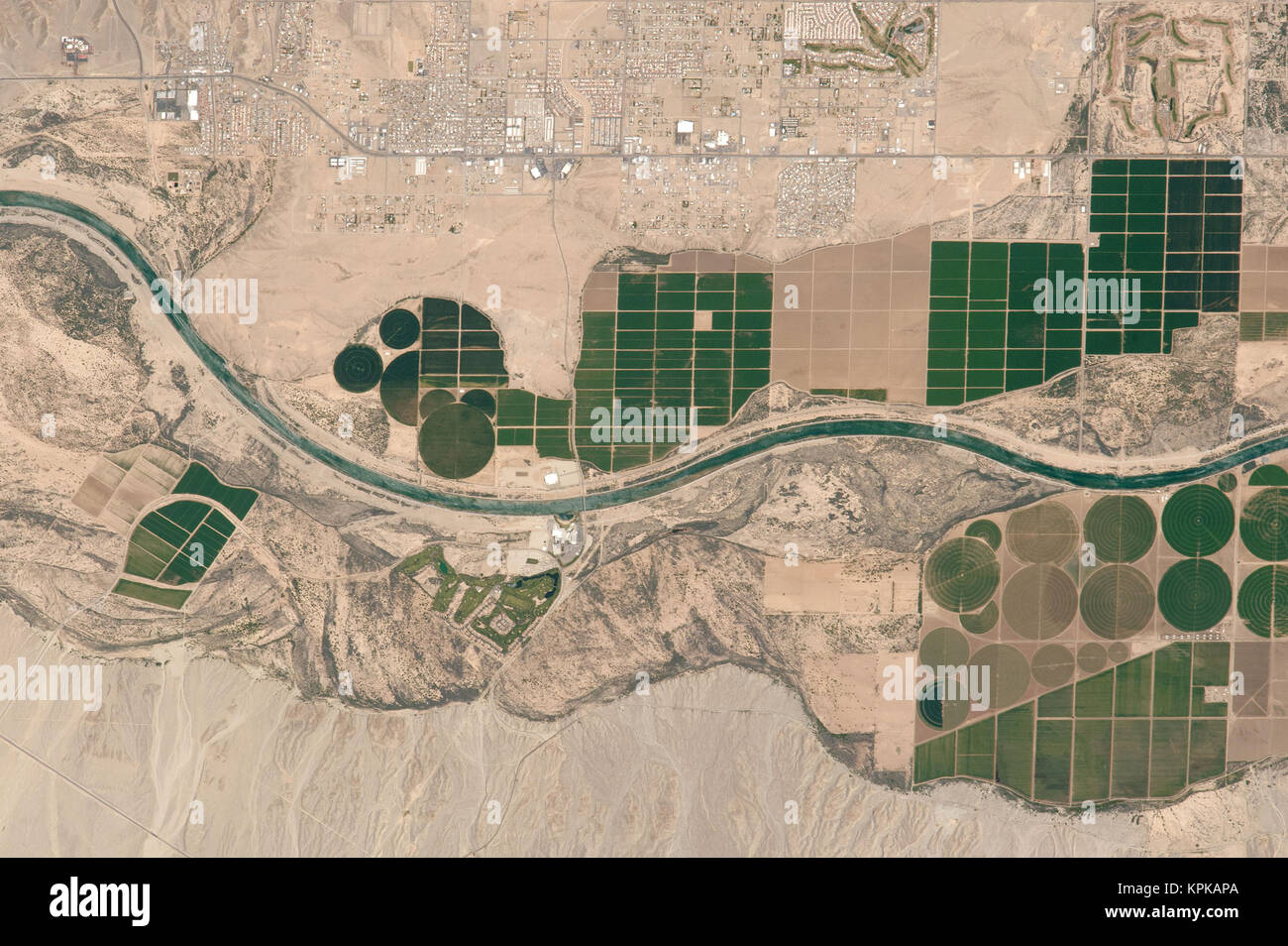 Grüne Flecken der bewässerten Flächen in der Wüste mit dem Colorado River, Fort Mohave, Oklahoma, South West USA Stockfoto