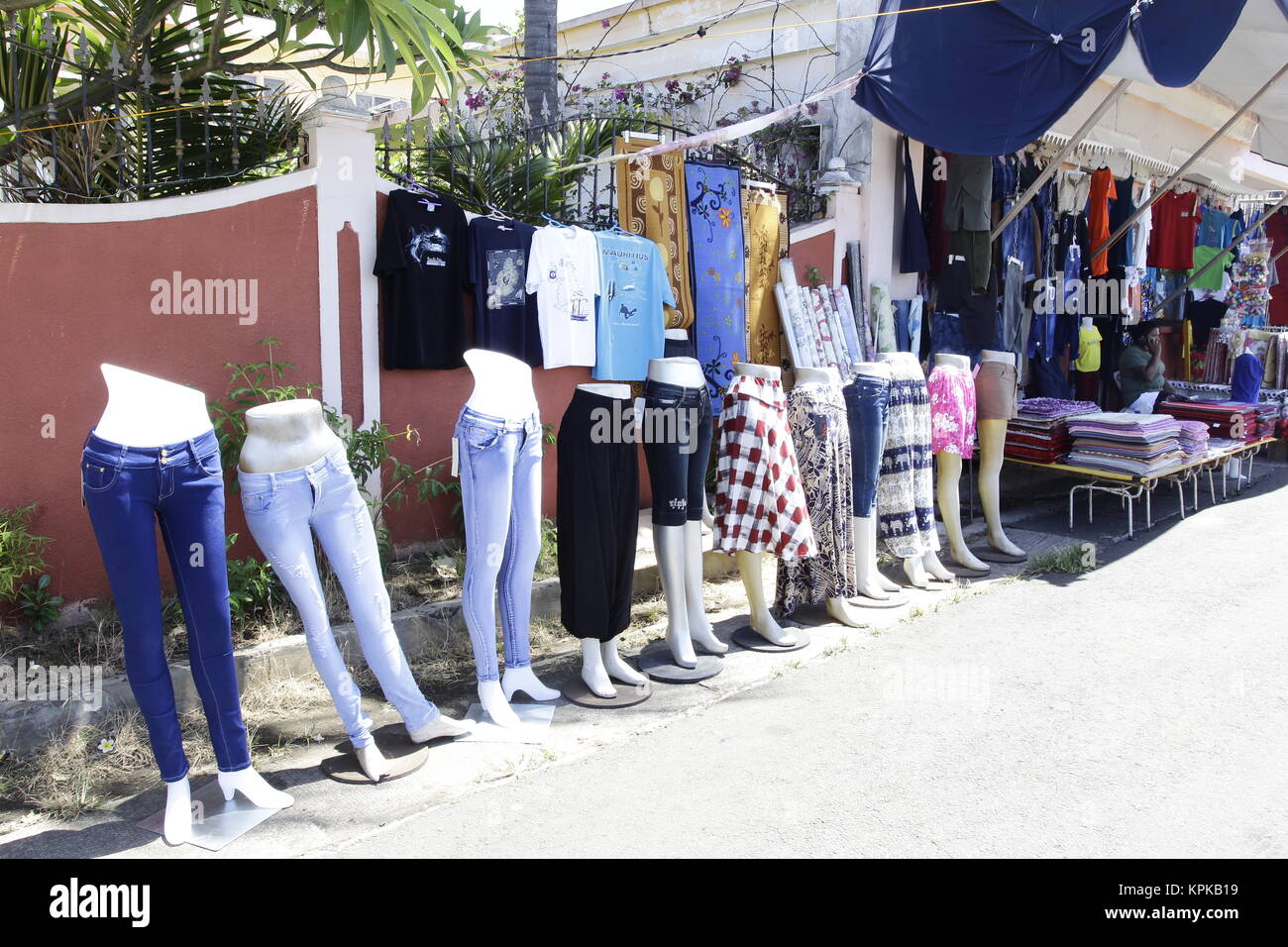 Verpassen Sie nicht die zentrale Foire de Mahébourg, in der Nähe der Waterfront. Den ersten Schwerpunkt war Seide und andere textile Stockfoto