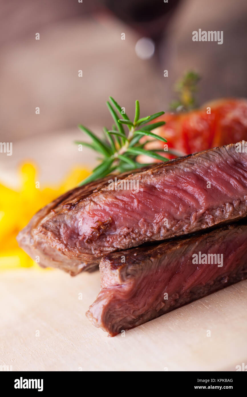 Teilweise geschnitten u 200 bu 200 bgrilleed Steak mit Pommes Frites und Tomaten Stockfoto