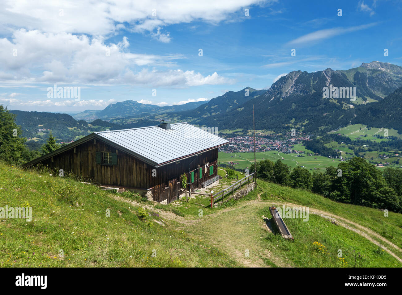 Berghütte in den Allgäuer Alpen mit Blick auf Oberstdorf Stockfoto