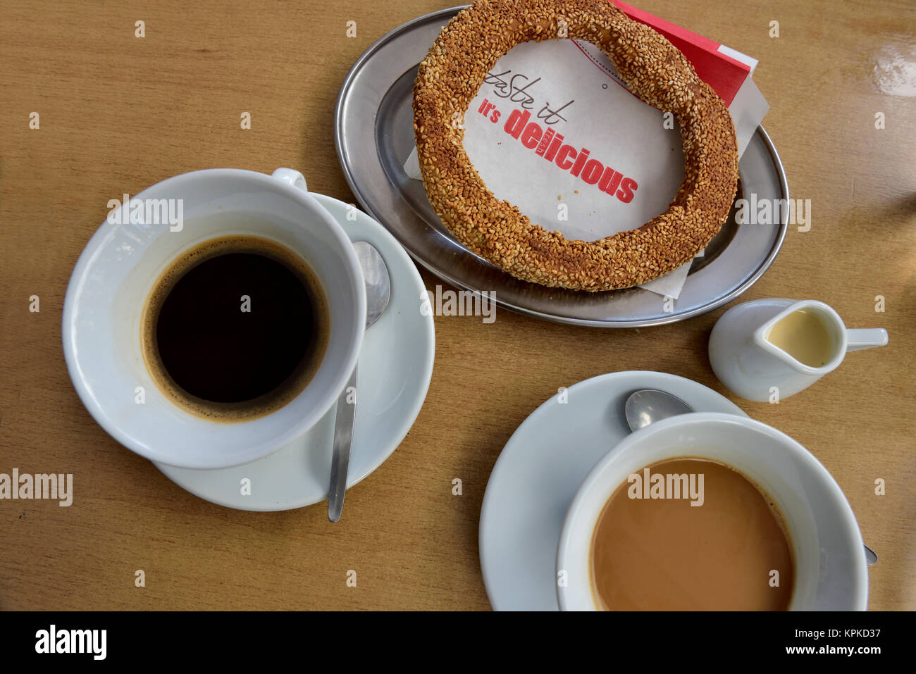 Ein griechisches Brot mit Sesam (Koulourakia) und zwei Kaffees Stockfoto