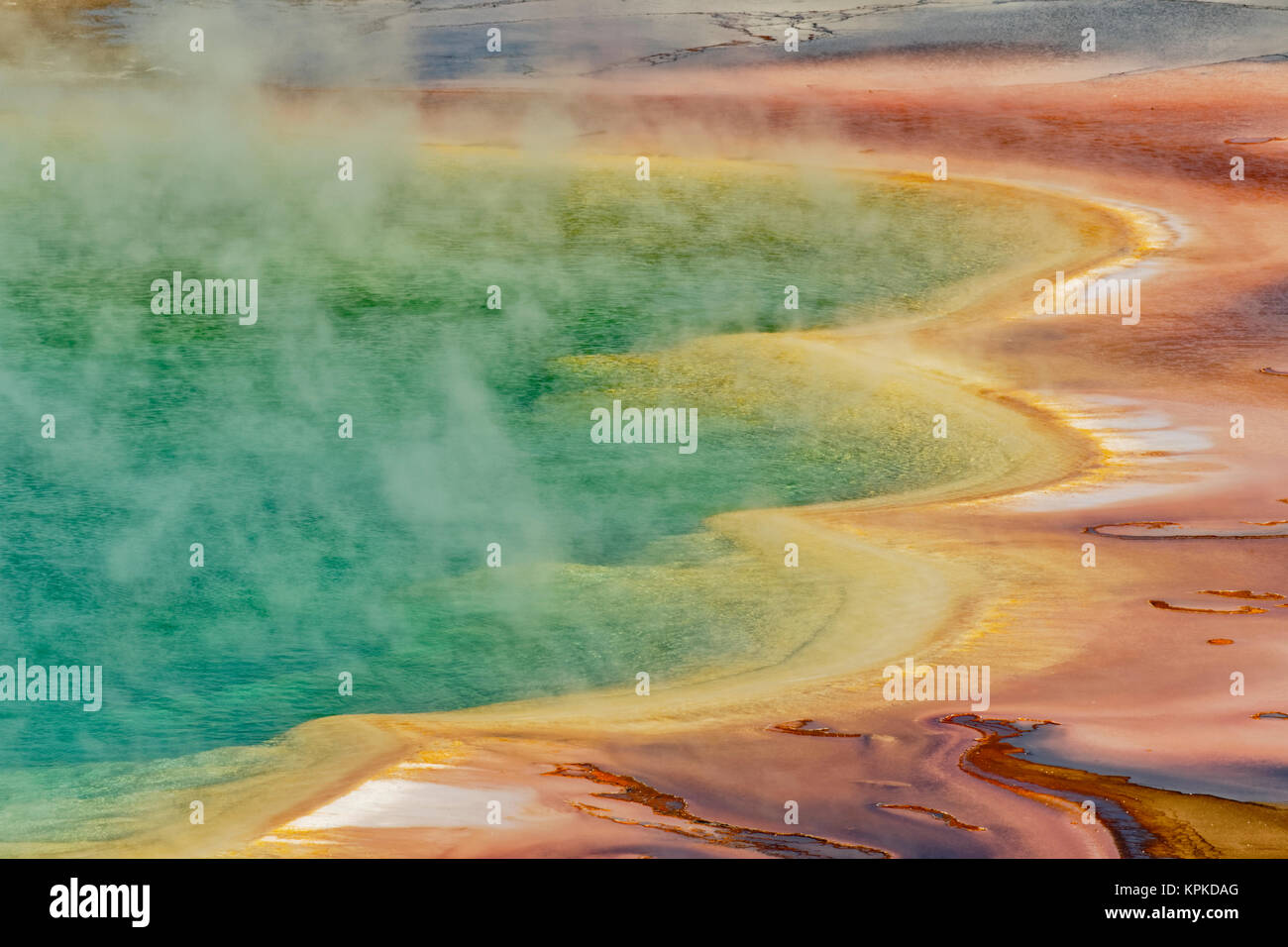 Erhöhten Blick auf Grand Bildobjekte Frühling und Muster in Bakterienmatte, Midway Geyser Basin, Yellowstone-Nationalpark, Wyoming. Stockfoto