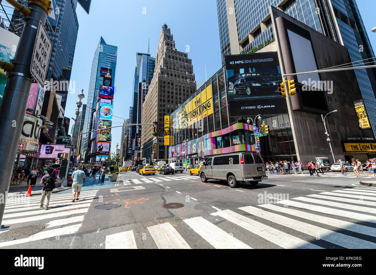NEW YORK CITY - Juli 12: 1954-1990 Leute durch den Times Square Pass am 12. Juli 2012 in New York. Der Times Square ist einen wichtigen kommerziellen Kreuzung in M Stockfoto