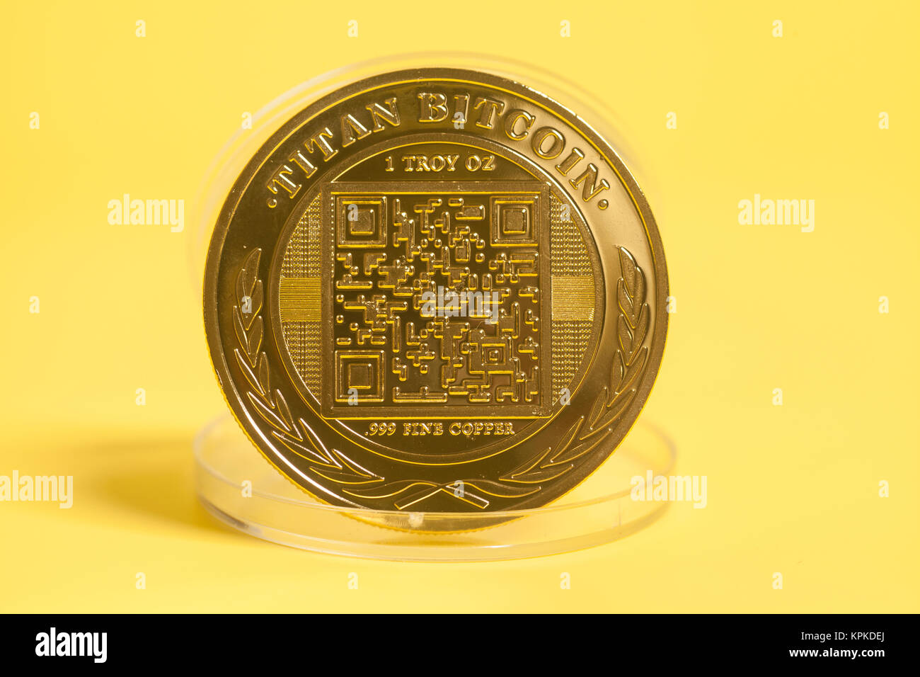 Golden Titan Bitcoin Münze auf gelbem Hintergrund Stockfotografie - Alamy