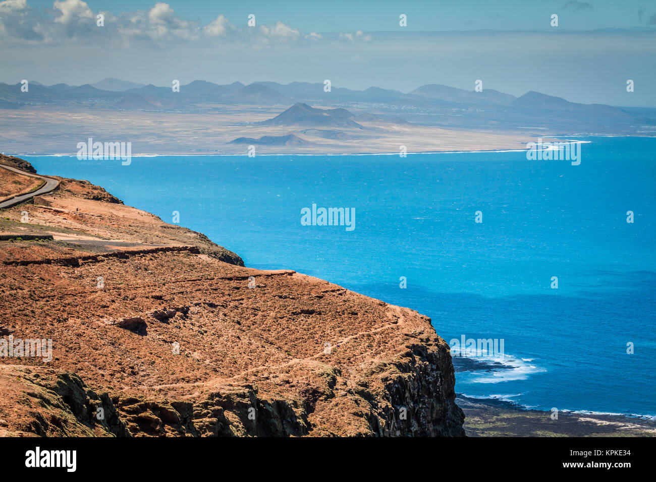 Panoramablick auf die Straße in Richtung Nationalpark Timanfaya auf Lanzarote, Kanarische Inseln Stockfoto