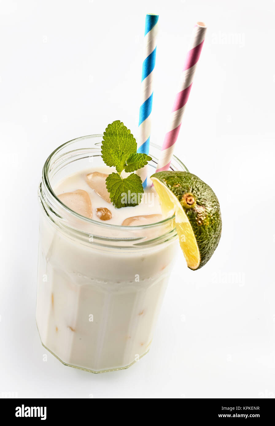 Einzelne Schraube oben Glas Glas als Schale voller coco loco Smoothie mit Kalk und zwei strohhalme auf weißem Hintergrund Stockfoto