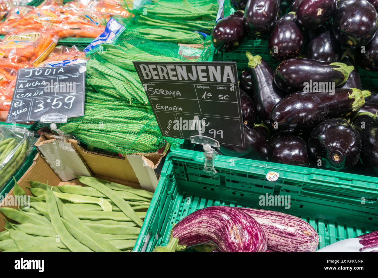 Frische lange Bohnen, Stangenbohnen und Auberginen in Kisten in einem spanischen Supermarkt Stockfoto