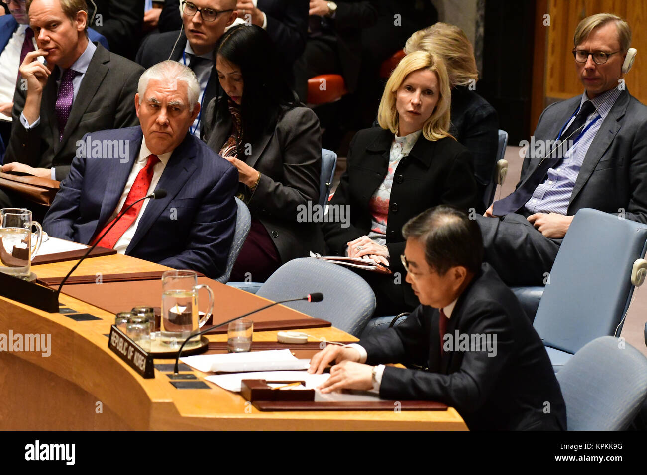 New York City, USA. 15 Dez, 2017. US-Außenministerin Rex Tillerson Uhren als Südkoreanischen Vertreter Kommentar. Der Sicherheitsrat der Vereinten Nationen unter dem Vorsitz des Generalsekretärs der Vereinten Nationen, Antonio Guterres, traf eine einheitliche Antwort auf erhöhte Nordkorea die Entwicklung von Kernwaffen und ballistischen Raketen Systeme in der Lage sind, sie zu diskutieren. Für die USA war Staatssekretär, Rex Tillerson, unter anderen oberen Diplomaten einschließlich Schwedens Margot Wolstrom. Credit: Andy Katz/Pacific Press/Alamy leben Nachrichten Stockfoto