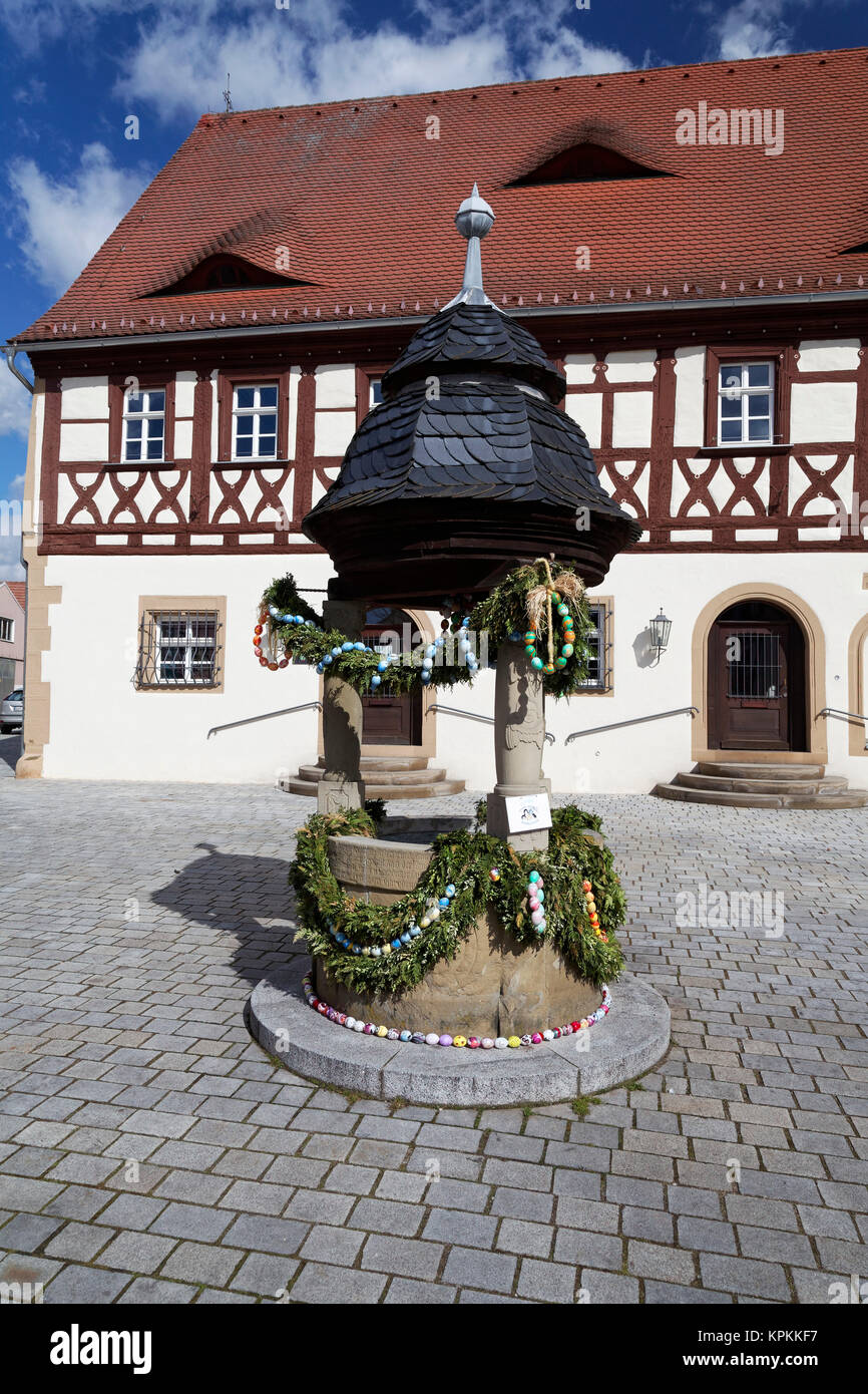 Osterbrunnen vor dem historischen Rathaus von 1561 in Gochsheim, Landkreis Schweinfurt, Unterfranken, Bayern, Deutschland Stockfoto