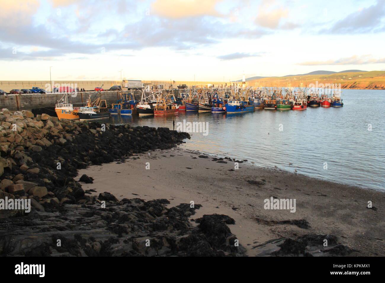 Trawler Fischerboote im Hafen Schälen, Isle of Man, Großbritannien. Die Fischerei auf Kammmuscheln (queenies). Strenge Quoten bedeuten die Boote zum Hafen zurück. Stockfoto