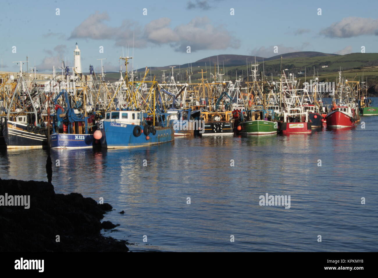 Trawler Fischerboote im Hafen Schälen, Isle of Man, Großbritannien. Die Fischerei auf Kammmuscheln (queenies). Strenge Quoten bedeuten die Boote zum Hafen zurück. Stockfoto
