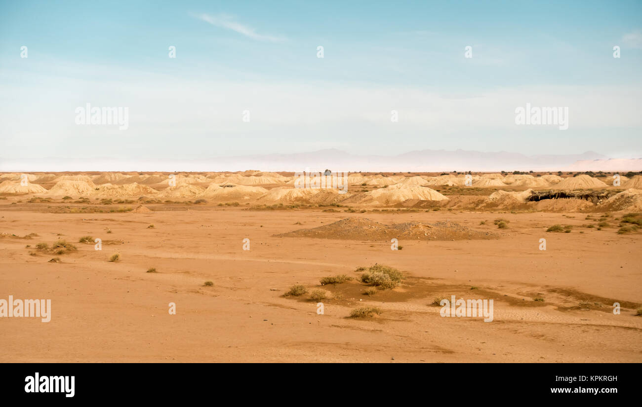 Khettara, qanat, alte Bewässerungssystem in der Sahara Wüste Marokko, Nordafrika, die mit der Atlas Mountains im Hintergrund. Stockfoto