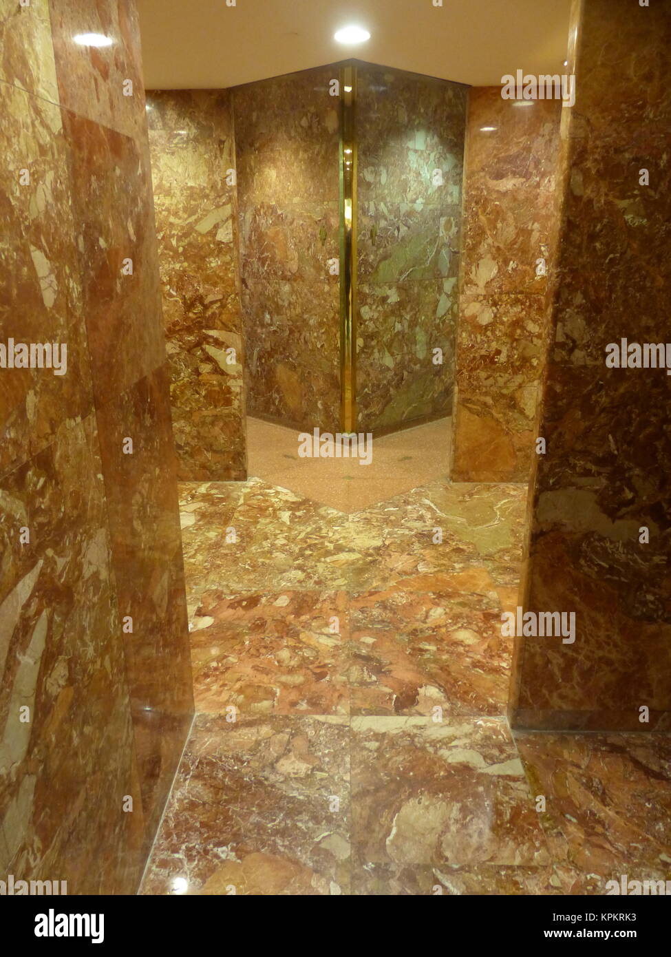 Trump Tower Interieur mit Marmorboden und -wänden Stockfoto