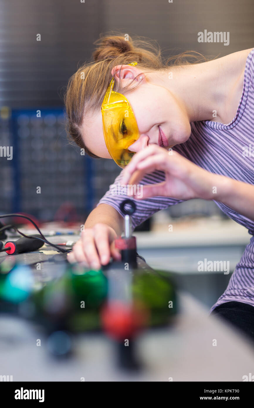 Weiblicher Wissenschaftler forschen in einem Quantum Optik-Labor experimentiert (getönten Farbbild) Stockfoto