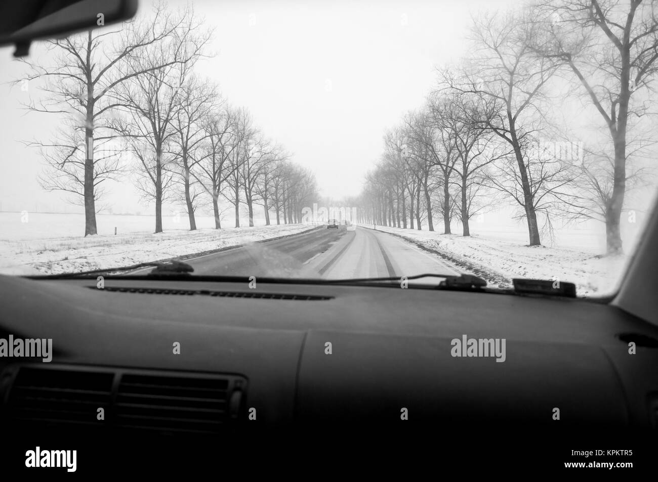 Fahren im Winter - Winter Straße, im Auto Stockfoto