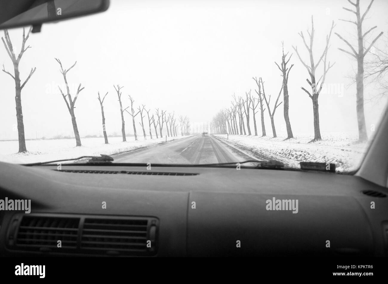 Fahren im Winter - Winter Straße, im Auto Stockfoto