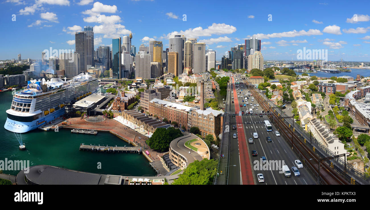 Blick auf Circular Quay, The Rocks und Central Business District von Sydney Harbour Bridge, von Lookout - Sydney, New South Wales, Australien Stockfoto