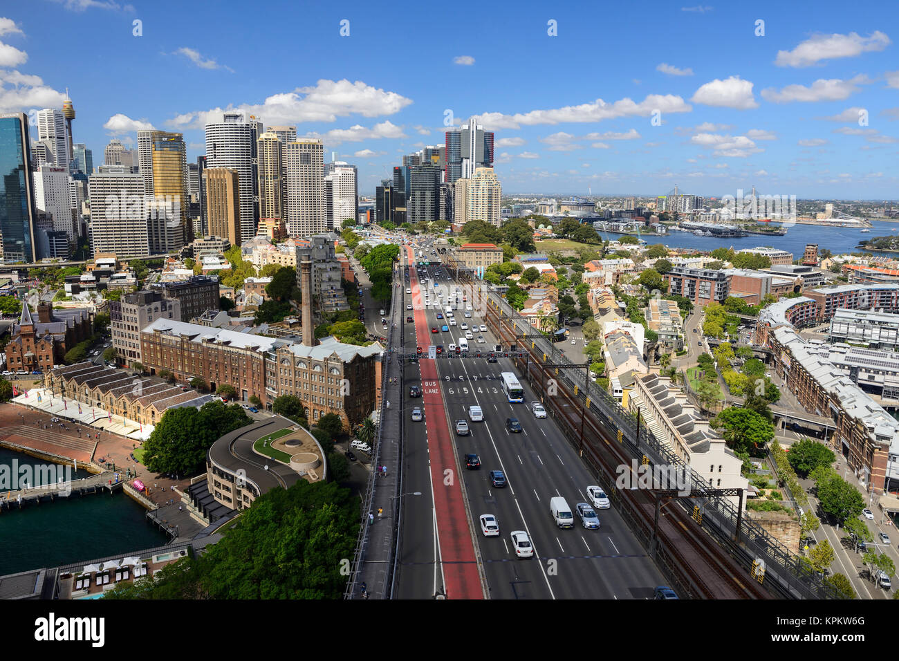 Ansicht von bradfield Highway, Cahill Expressway und den Felsen von Harbour Bridge Ausblick - Sydney, New South Wales, Australien Stockfoto