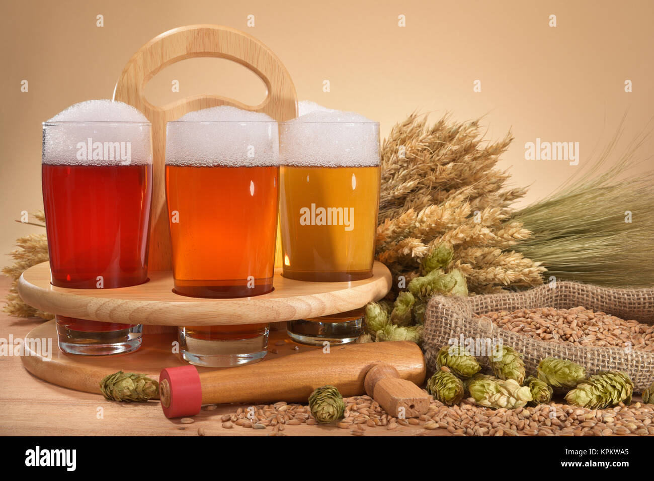 Bier Träger mit Bier Gläser Stockfoto