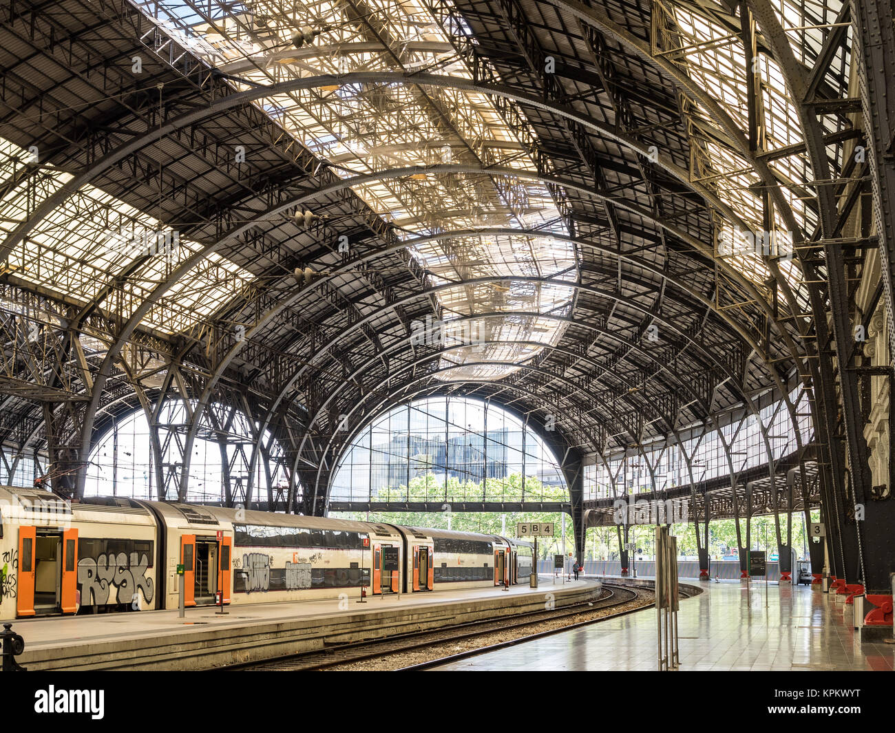 Barcelona, Spanien - 15. Mai 2016. Zug in den Bahnhof Estacion de Francia in Barcelona mit einem Zug warten. Stockfoto