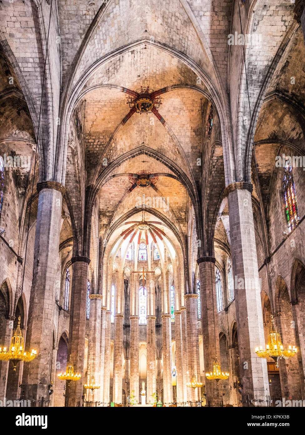 Barcelona, Spanien - 19. Juni 2016: Decke und Spalten in der Kathedrale Santa Maria del Mar in Barcelona. Stockfoto