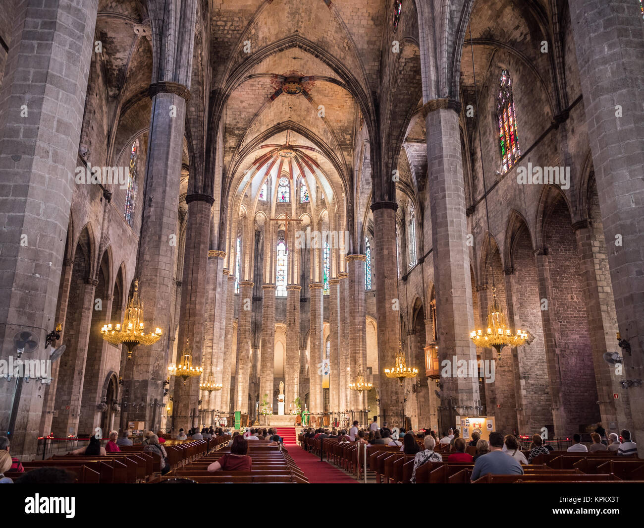 Barcelona, Spanien - 19. Juni 2016: Decke und Spalten in der Kathedrale Santa Maria del Mar in Barcelona. Die Kathedrale wurde zwischen 1329 und 1383 gebaut. Stockfoto