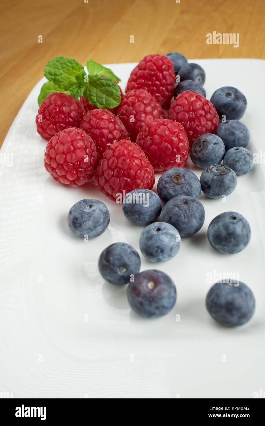 Einige süße Beeren auf einem weißen Teller Stockfoto