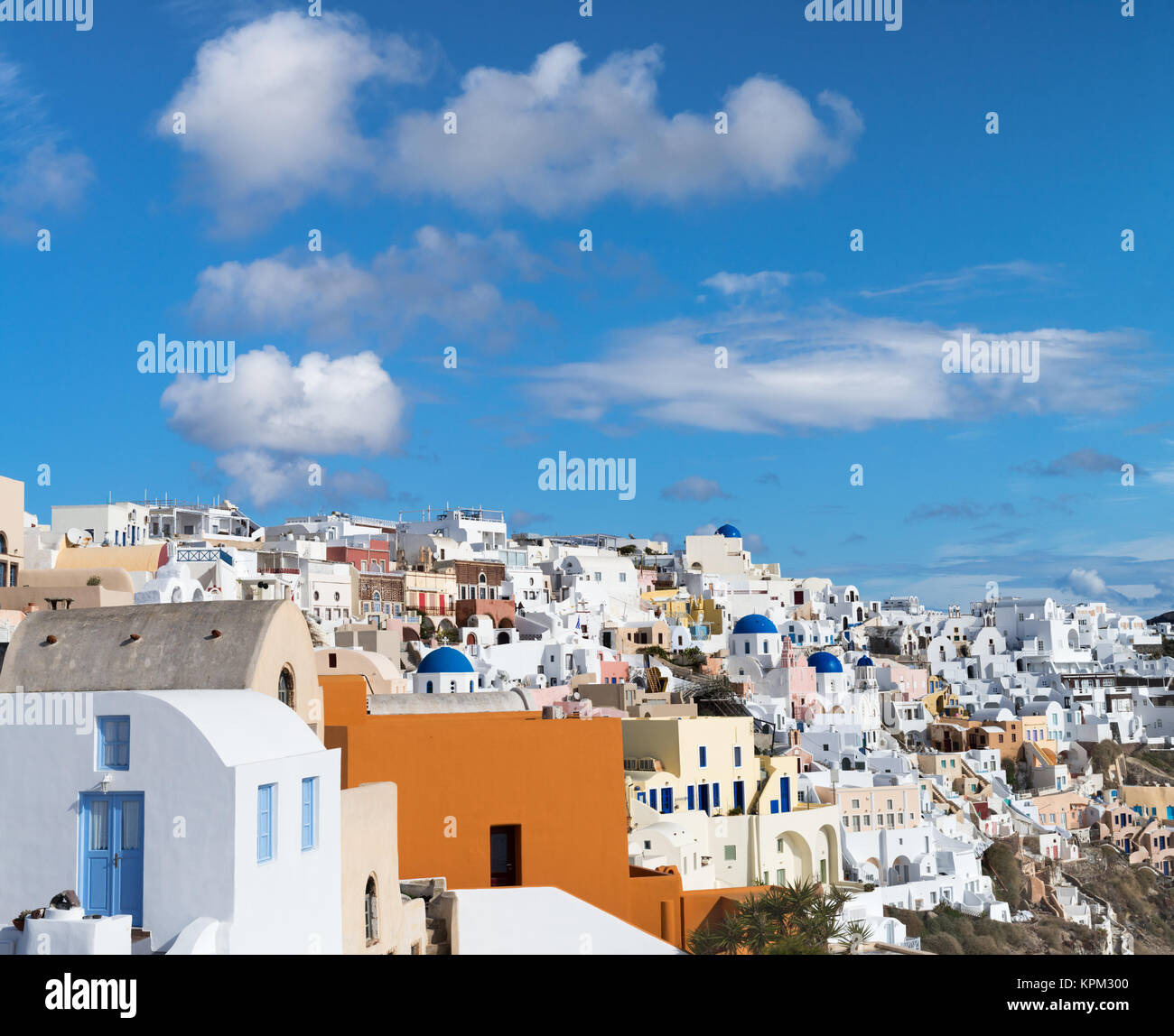 Das Dorf Oia, Santorini, Griechenland, an einem hellen Tag, Panoramic Image Stockfoto