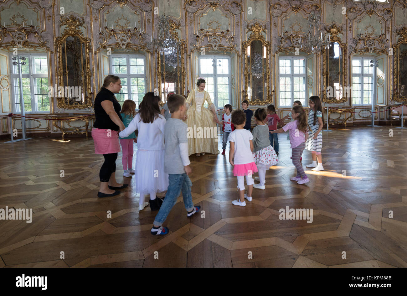 Kinder Tanz Klasse in der rococco Ballroom (1770) des Schaezlerpalais Barockschloss, Augsburg, Bayern, Deutschland Stockfoto