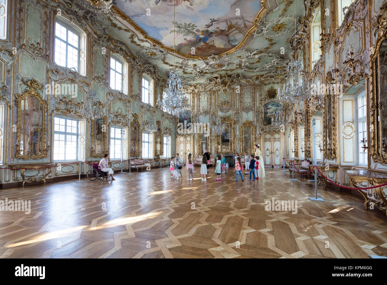 Kinder Tanz Klasse in der rococco Ballroom (1770) des Schaezlerpalais Barockschloss, Augsburg, Bayern, Deutschland Stockfoto