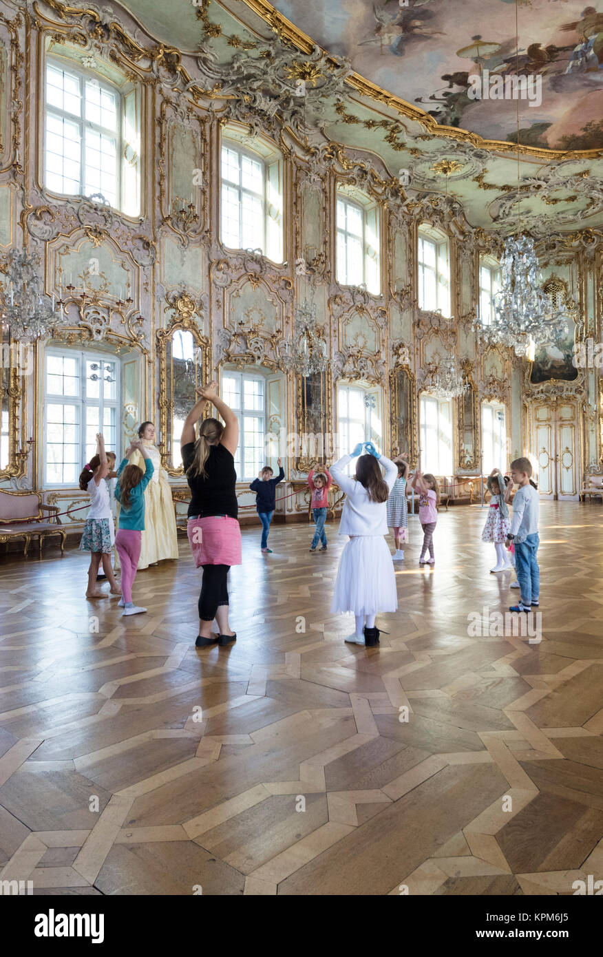 Kinder Tanz Klasse in der rococco Ballroom (1770) des Schaezlerpalais Barockschloss, Augsburg, Bayern, Deutschland Stockfoto
