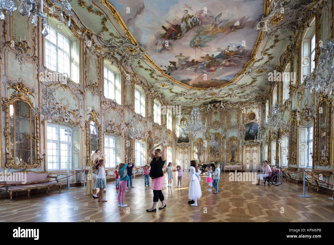 Kinder Tanz Klasse in der rococco Ballroom (1770) des Schaezlerpalais Barockschloss, Augsburg, Bayern, Deutschland Stockfoto