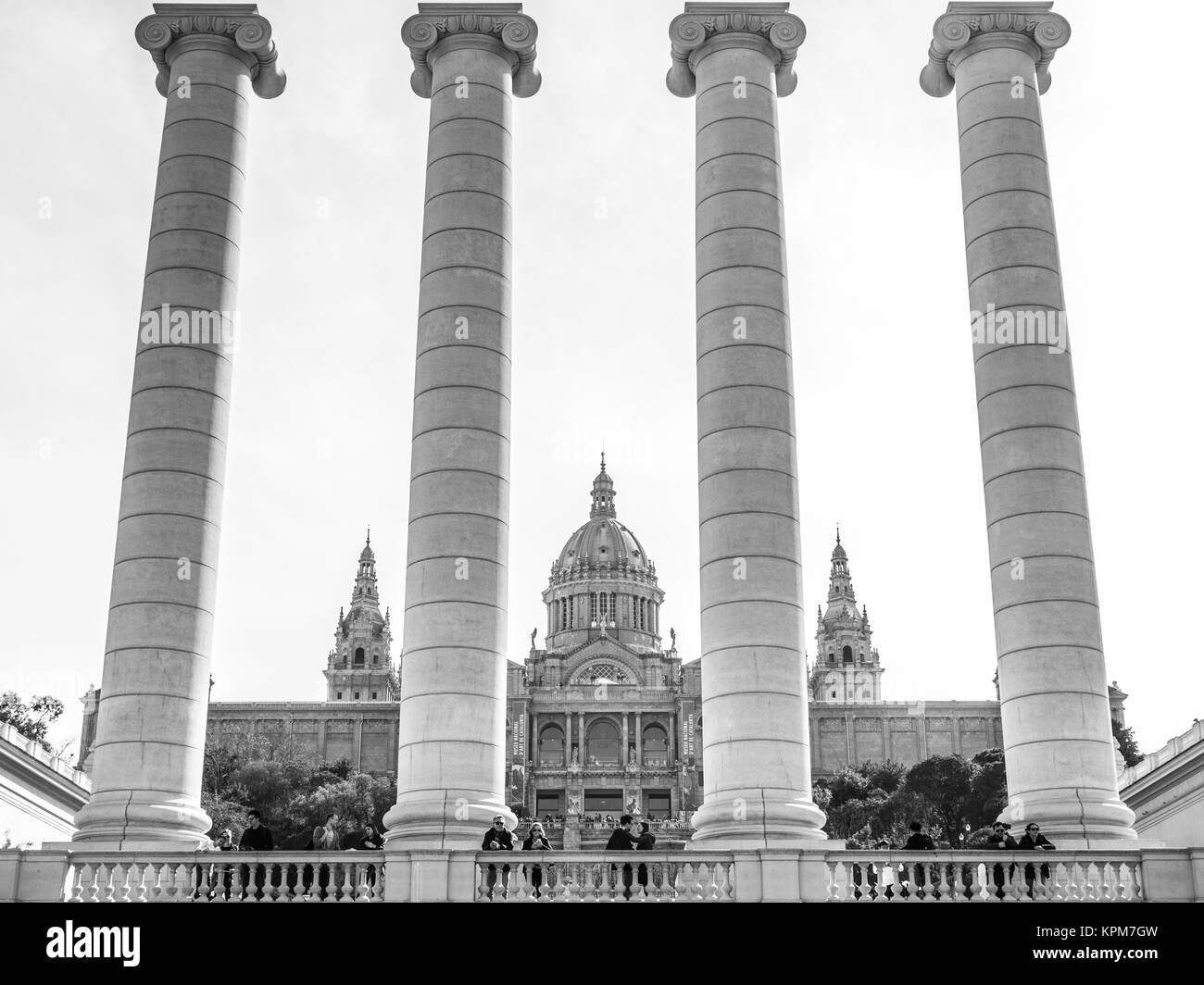 Barcelona, Spanien - 21. Februar 2016: Tag Winter Blick auf die Spalten, die die 4 Bars der katalanischen Fahne in Montjuich mit dem Nationalen Palast Stockfoto