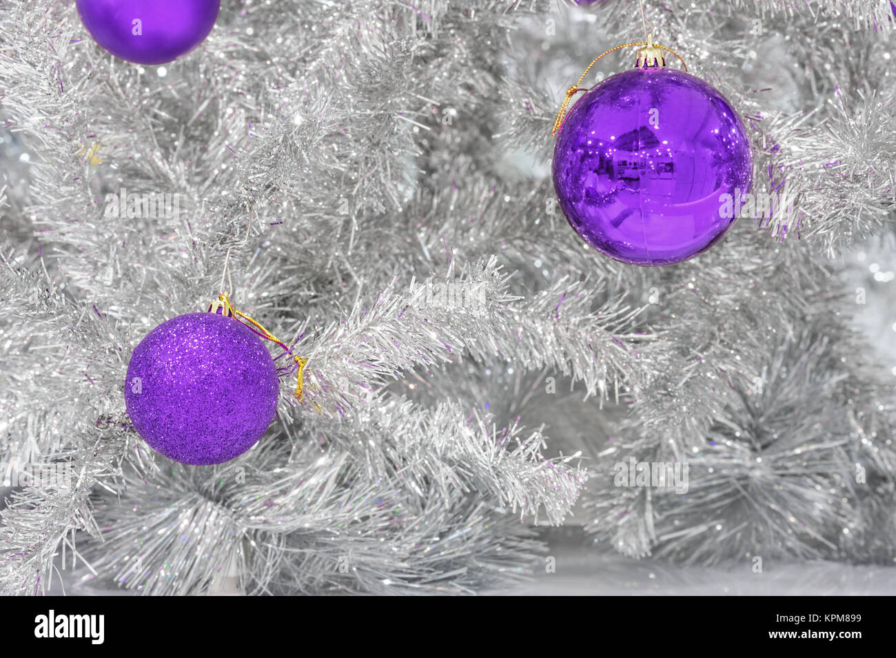 Dekoration UV-Kugeln auf Silber künstlicher Weihnachtsbaum Stockfoto