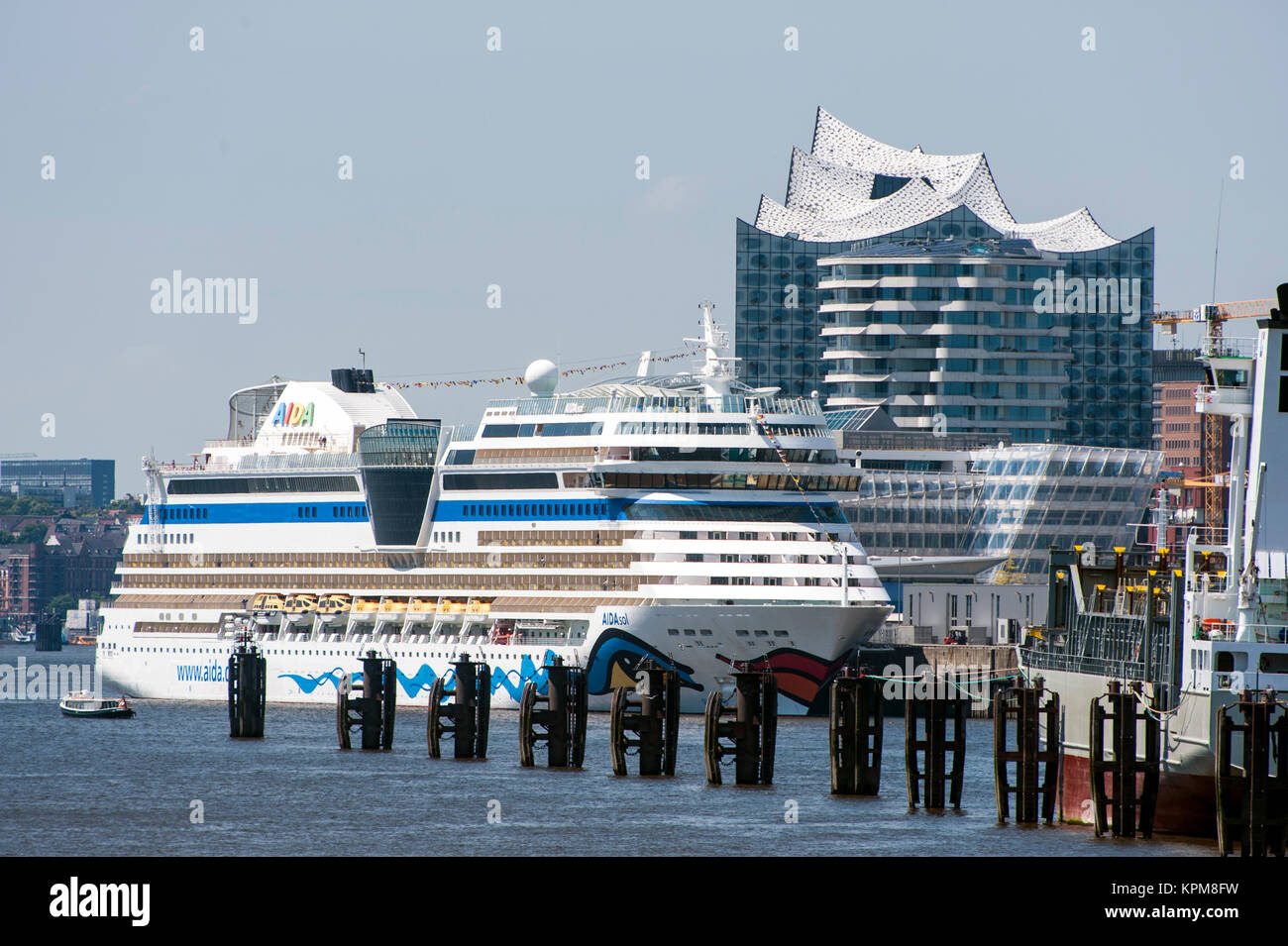 Hamburg, eine der schönsten und beliebtesten Reiseziele der Welt. Cruiseship AIDAsol und er neuen Elbphilharmonie Music Hall. Stockfoto