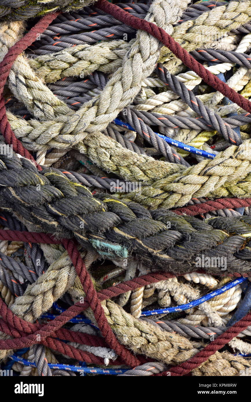 Ein Gewirr von unterschiedlichen und unterschiedlich große und geformte bunte Seile und Drähte in einem großen Durcheinander und miteinander verknotet. Schwer zu entwirren oder rückgängig zu machen, lösen Stockfoto