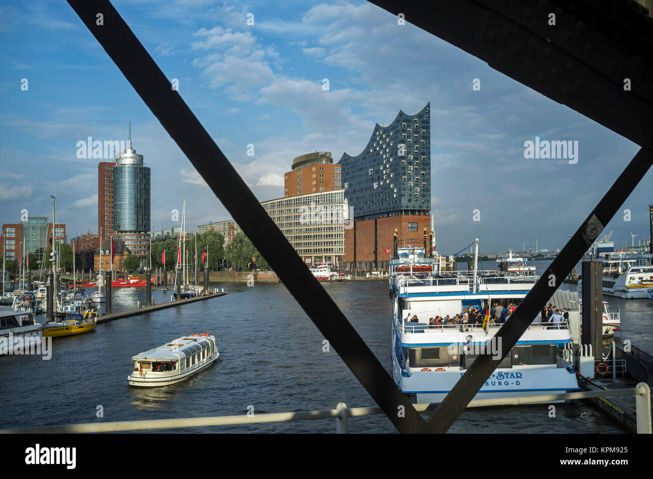 Hamburg, eine der schönsten und beliebtesten Reiseziele der Welt. Neuer Hafen - Skyline mit der Elbphilharmonie Stockfoto