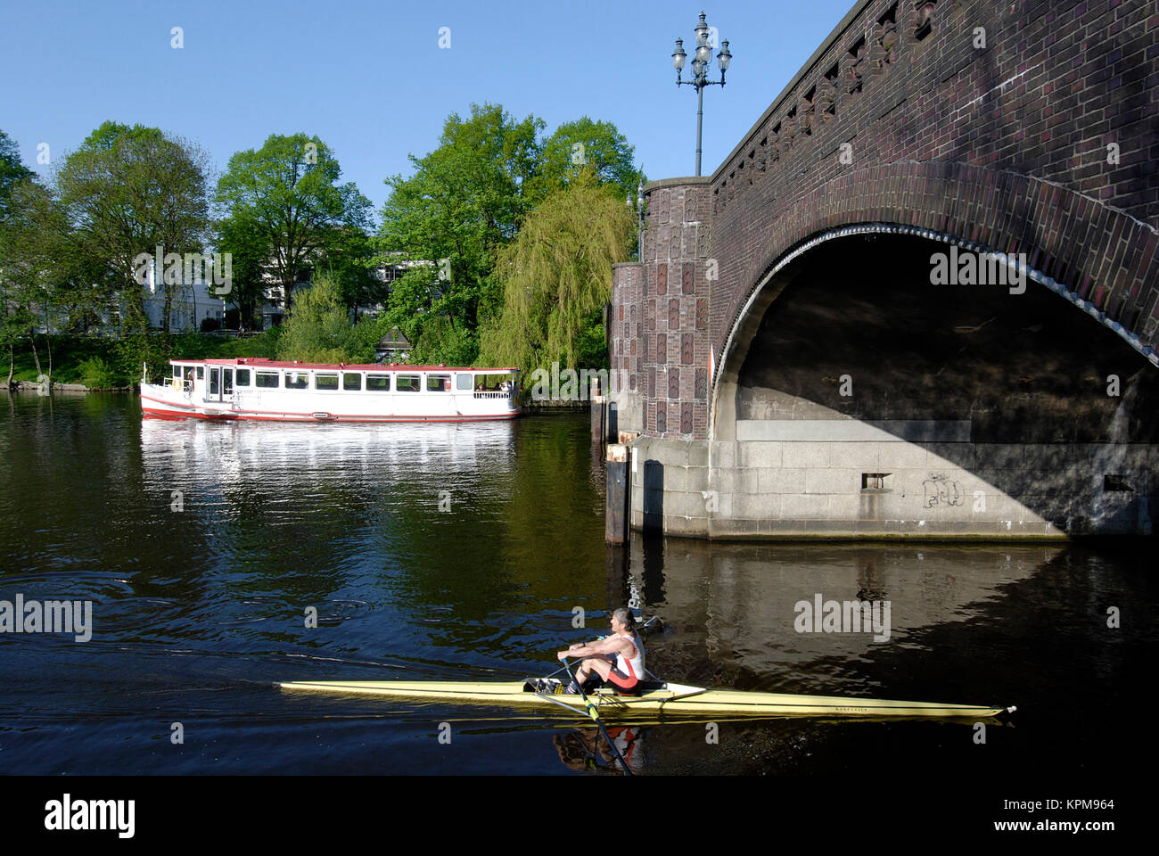 Hamburg, eine der schönsten und beliebtesten Reiseziele der Welt. Kanufahrer an der Krugkoppelbrücke Stockfoto