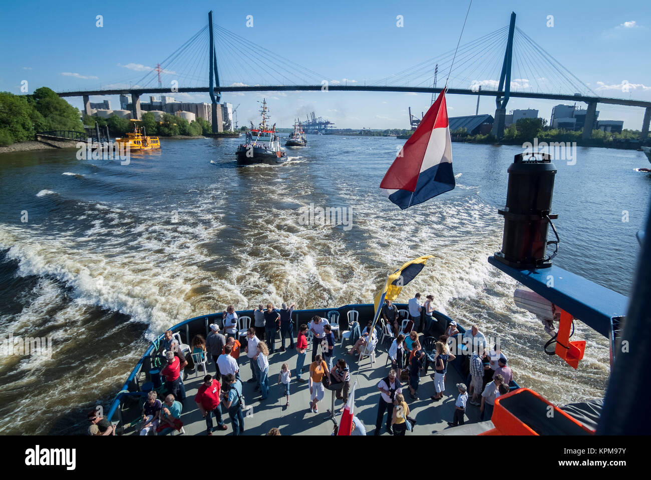 Hamburg, eine der schönsten und beliebtesten Reiseziele der Welt. Deck eines Hafen schlepper, im Hintergrund die Köhlbrandbrücke Stockfoto