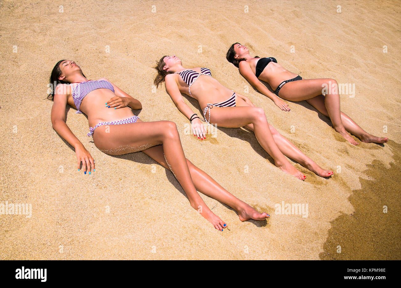 Drei schöne junge Frauen, Sonnenbaden auf den Strand. Griechenland. Stockfoto